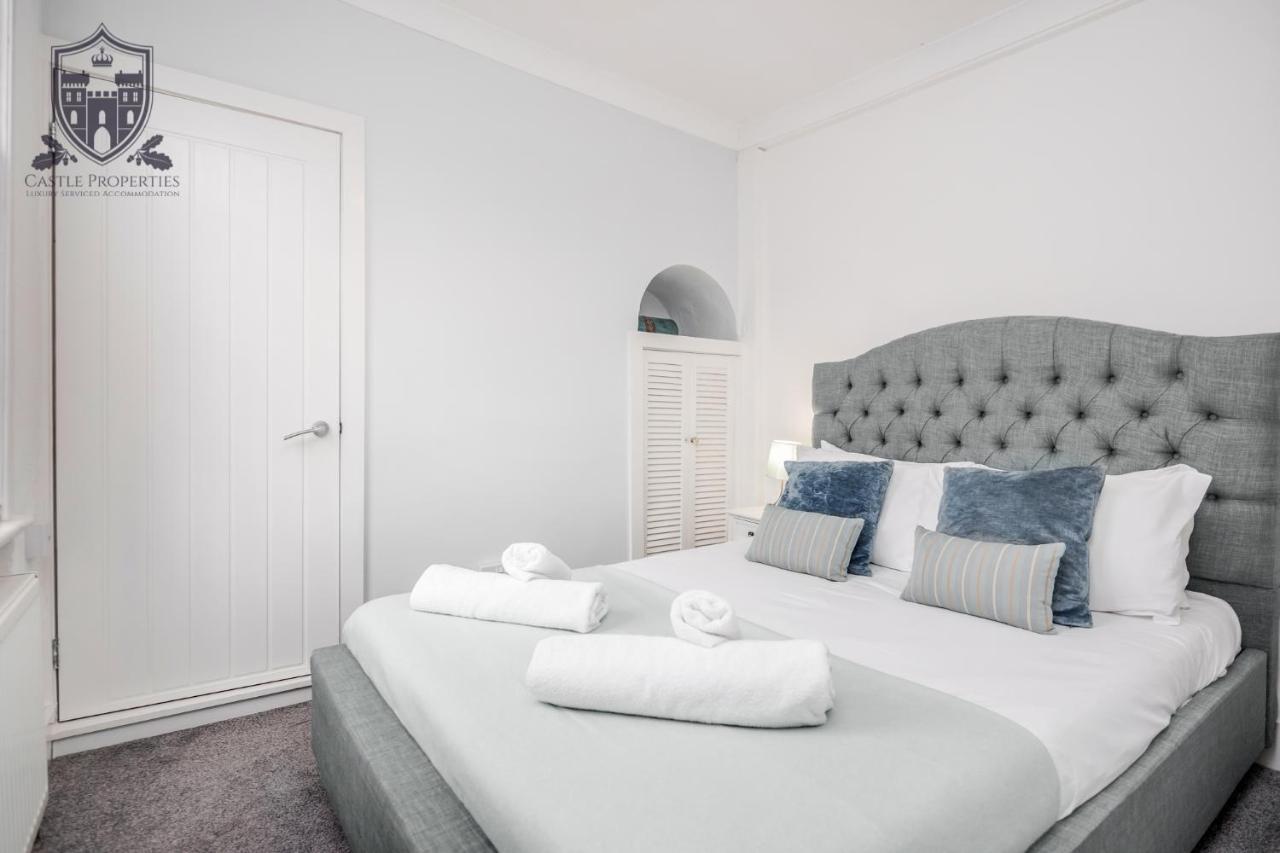 Castle Properties: The Sovereign 5 Bed Town House Windsor Eksteriør bilde
